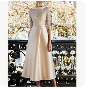 A-Line Mother of the Bride Dress Elegant Jewel Neck Knee Length Lace Satin